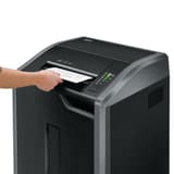 Feuilles introduites dans la large fente du destructeur de documents Fellowes Powershred 425Ci