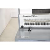 Perforelieur électrique pour spirales coils 4:1 SUPER47E FALCON K - Rangée de poinçons et butée latérale du perforelieur Falcon K SUPER47E