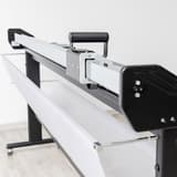 Coupeuse NEOLT Strong Trim 230 vue de côté, bâche à chutes sous la table