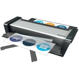 La plastifieuse à pochettes Leitz iLAM Touch Turbo Pro A3, une pochette engagée sur le bac d'entrée déplié