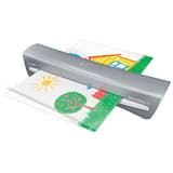 La plastifieuse à pochettes Leitz iLAM Home Office A3 vue de trois quarts, un document en sortie
