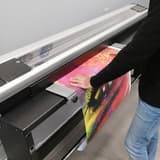 Bâche imprimée en cours de coupe sur la coupeuse électrique NEOLT Electro Strong Trim 165