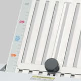 Plieuse de documents A4 8306 IDEAL - Poche de pliage de la plieuse IDEAL 8306 avec sa réglette graduée, ses repères de couleur et sa molette de blocage