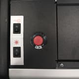 Interrupteurs et bouton rouge sur le côté de la table, coupeuse électrique NEOLT Electro Strong Trim 320