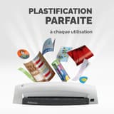 Documents plastifiés variés au-dessus de la plastifieuse à pochettes Fellowes Lunar A3