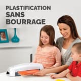 Une mère et ses enfants plastifient un dessin avec une plastifieuse Fellowes Lunar
