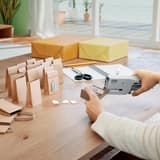 Sachets et étiquettes cadeaux agrafés avec la pince agrafeuse Rapid Classic Jaky PrestoJak blanche.