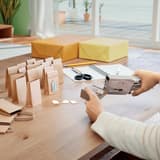 Sachets et étiquettes cadeaux agrafés avec la pince agrafeuse Rapid Classic K1+ chromée.