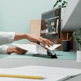 Liasse agrafée au bureau avec l'agrafeuse de bureau Rapid Classic K2+ noire.