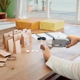 Sachets et étiquettes cadeaux agrafés avec la pince agrafeuse Rapid Classic K1+ Platinum.