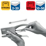 Rechargement par l'arrière de la pince agrafeuse Rapid Classic K1+ bleu clair, avec les agrafes 26/6 Strong et 26/8+ Superstrong.