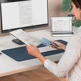 Documents agrafés au bureau avec la pince agrafeuse Rapid Classic K1+ bleu clair.