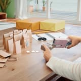 Sachets et étiquettes cadeaux agrafés avec la pince agrafeuse Rapid Classic K1+ rose.