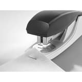Tête de l'agrafeuse de bureau Leitz NeXXt 5501 qui agrafe le coin d'une feuille