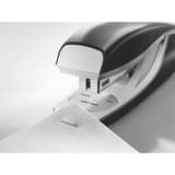 Tête de l'agrafeuse de bureau Leitz NeXXt 5504 qui agrafe le coin d'une feuille