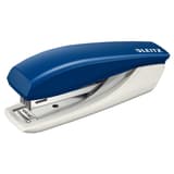 Mini agrafeuse Leitz NeXXt 5517 bleue, vue de trois quarts.