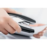 Agrafage dans la main avec l'agrafeuse de bureau à plat Leitz NeXXt Softpress 5603 noire.