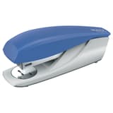 Agrafeuse de bureau Leitz NeXXt Recycle 5604 bleue, vue de trois quarts.