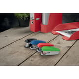 Les quatre couleurs de l'agrafeuse de bureau Leitz NeXXt Recycle 5606 sur un bureau en bois.