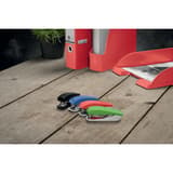 Les quatre couleurs de la mini agrafeuse Leitz NeXXt Recycle 5617 sur un bureau en bois.