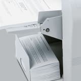Plieuse de documents A4 8324 IDEAL - Plateau de réception de la plieuse IDEAL 8324 rempli de lettres pliées