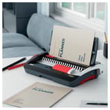 Perforelieuse manuelle à peignes plastiques, 12 feuilles CombBind CB12 GBC - Utilisée sur un bureau pour relier un document format a4 avec peigne plastique noir