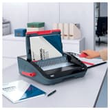 Perforelieuse manuelle à peignes plastiques, 20 feuilles CombBind CB20 GBC - En utilisation sur un bureau avec insertion de feuilles dans le peigne plastique
