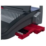 Perforelieuse manuelle à peignes plastiques, 20 feuilles CombBind CB20 GBC - Tiroir de rangement intégré ouvert avec peignes plastiques noirs et transparents visibles