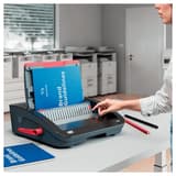 Perforelieuse électrique à peignes plastiques, 25 feuilles CombBind CB25E GBC - Utilisation en bureau avec rapport inséré