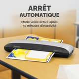 La plastifieuse à pochettes Fellowes Spectra A4 sur une table, avec des documents plastifiés
