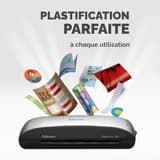 Documents plastifiés variés au-dessus de la plastifieuse à pochettes Fellowes Spectra A4