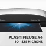 Document en sortie de la plastifieuse à pochettes Fellowes Spectra A4, capot chromé