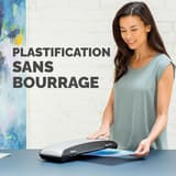 Utilisatrice glissant un document dans la plastifieuse à pochettes Fellowes Spectra A4
