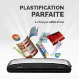 Documents plastifiés variés au-dessus de la plastifieuse à pochettes Fellowes Spectra A3
