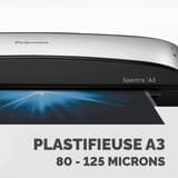 Document en sortie de la plastifieuse à pochettes Fellowes Spectra A3, capot chromé