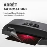 La plastifieuse à pochettes Fellowes Calibre A4 de trois quarts, une pochette en sortie
