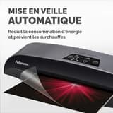 La plastifieuse à pochettes Fellowes Calibre A3 de trois quarts, une pochette en sortie