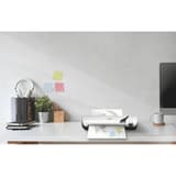 Plastifieuse à pochettes GBC Inspire+ A4 blanche posée sur un bureau