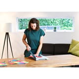 Cisaille papier A4 DAHLE 533 en situation : découpe de papier de couleur sur une table