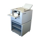 Support Stand UCHIDA — Plieuse Uchida AeroFold Plus installée sur son stand sur roulettes
