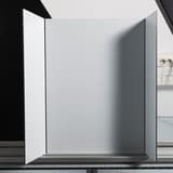 Coupeuse verticale électrique Sword ELS 310 NEOLT — Panneau de Dibond plié après un rainage en V sur la coupeuse verticale NEOLT Sword ELS 310