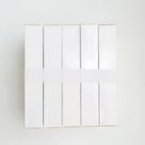 Banderoleuse de table à écran tactile WK04-30 SUNPACK - Boîtes blanches regroupées par une bande, banderoleuse SUNPACK WK04-30