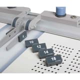 Couverturière pour couvertures rigides 330 x 330 mm Casematic H32 Pro FASTBIND - Guides espaceurs 10, 12, 14 et 16 mm sur la table aspirante d'une couverturière Fastbind Casematic