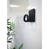 Patère magnétique arrondie FIL MAGNÉTIQUE noir UNILUX - Patère magnétique arrondie UNILUX FIL MAGNÉTIQUE noir, fixée sur une armoire métallique
