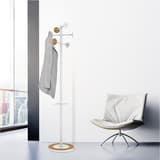 Portemanteau sur pied, 6 patères BORA BAMBOO blanc et bambou UNILUX - Portemanteau sur pied UNILUX BORA BAMBOO blanc et bambou, en situation dans un salon d'attente