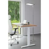 Lampadaire LED de bureau, 10 400 lumens Capella blanc HANSA - Lampadaire Hansa Capella blanc, dans un bureau