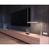 Lampe de bureau LED, IRC supérieur à 90 Aura argent HANSA - Lampe de bureau Hansa Aura argent, sur un meuble