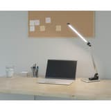 Lampe de bureau LED, bouton variateur Breeze argent brossé HANSA - Lampe de bureau Hansa Breeze argent brossé, sur un bureau