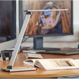 Lampe de bureau LED pliable TERRA UNILUX - Lampe de bureau LED pliable UNILUX TERRA gris métal, en situation sur un bureau