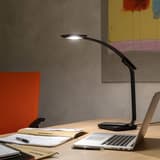 Lampe de bureau LED connectée, chargeur à induction TIMELIGHT UNILUX - Lampe de bureau LED connectée UNILUX TIMELIGHT noir, en situation sur un bureau
